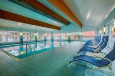 Hallenbad mit Wellnessbereich