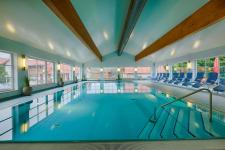 Hallenbad mit Wellnessbereich