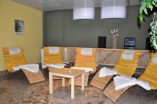 Ruheraum mit Liegestühlen