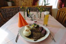 Hirschbraten mit Klößen