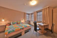 Blick in ein Dreibettzimmer