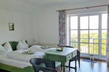 Blick in ein Gästezimmer mit Balkon