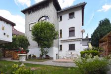 Haus Rückseite mit Garten und Terrasse