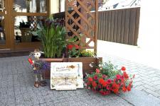 Liebevolle Bepflanzung am Pensionseingang
