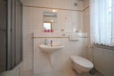 Blick in ein Familienzimmer (Bad)