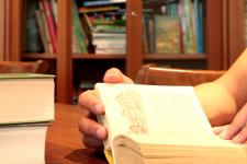 In der hauseigenen Bibliothek