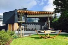 Poolhaus mit Liegewiese