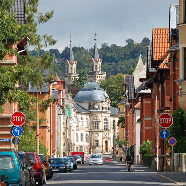 Beethovenstraße mit Blick zum Spielzeugmuseum und Stadtkirche