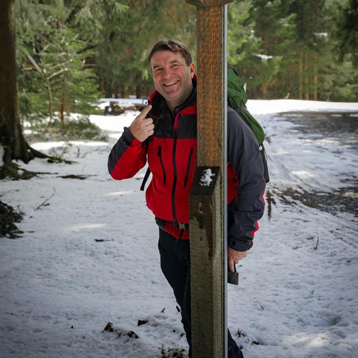 Ronny im schneebedeckten Wald