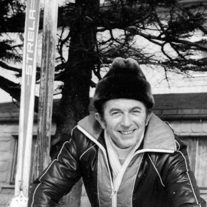 Herbert Roth mit Skiern