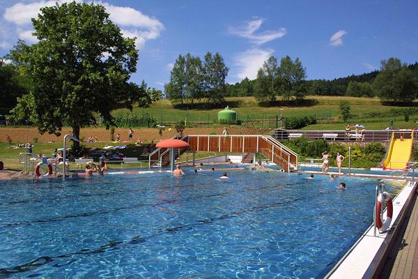 Schwimmbad in Struth-Helmershof