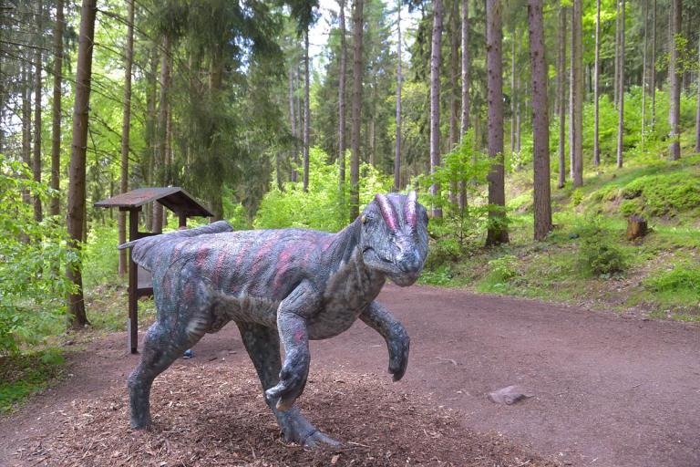 Saurier-Figur im Thüringer Wald