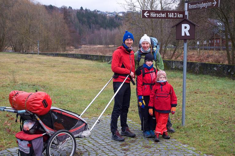 Axel Bauer & Familie am Start der Wanderung in Blankenstein